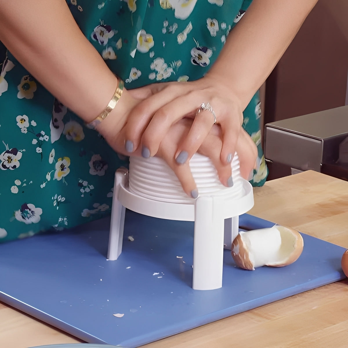 Manual Egg Peeler Tool, Press and Release Shell Remover for Hard Boiled Eggs